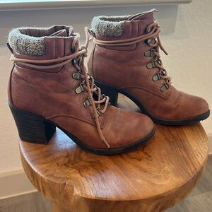 Women’s Ankle Boots- Lace-Up Quilted Bootie